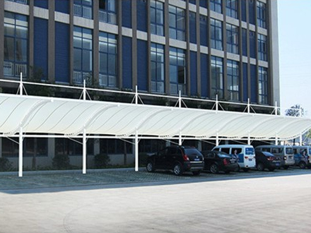 如何在夏季做好钢结构车棚的防锈工作